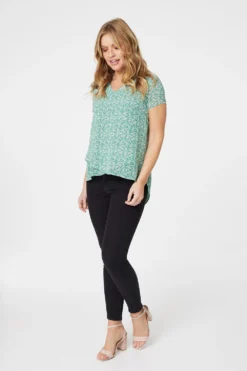 Izabel London – Ditsy Floral Layered Hem Blouse