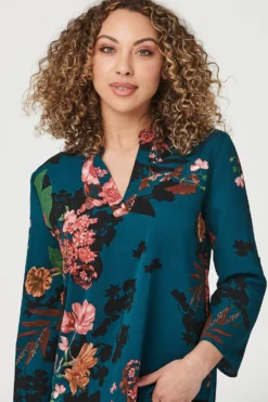 Izabel London – Floral 3/4 Sleeve V-Neck Blouse