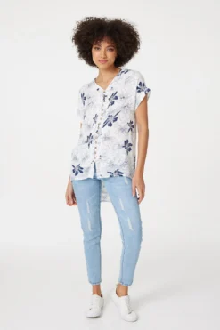 Izabel London – Floral Button Front Detail Blouse